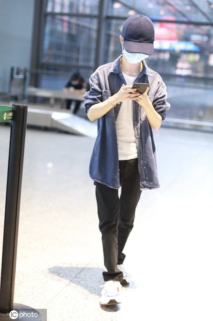 组图:郭敬明甩臂昂首阔步气场一米八 跑步赶飞机背影帅气