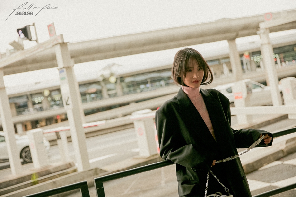 组图:郑爽穿黑色西装亮相时装周 可甜可飒复古风十足_高清图集_新浪网