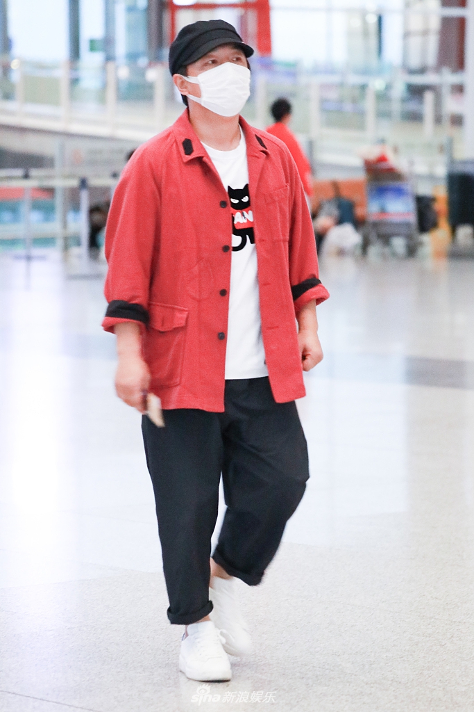 17 20:40:11 1 / 4 新浪娱乐讯 2020年5月17日,北京,黄渤现身机场.