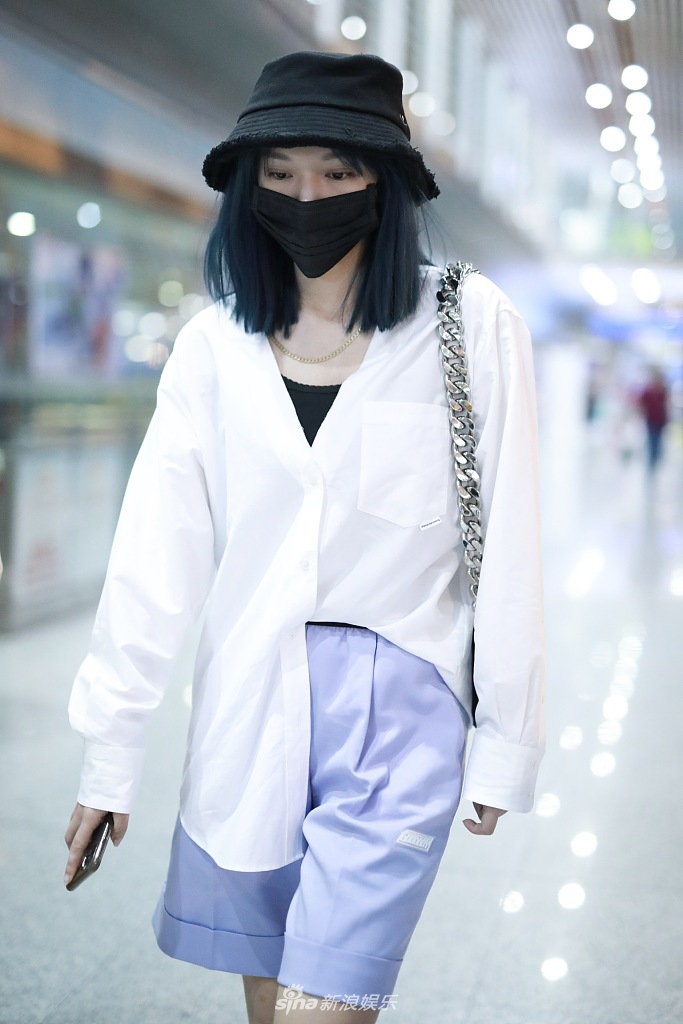 组图:程潇染孔雀蓝发色十分亮眼 跷二郎腿打电话冷艳霸气