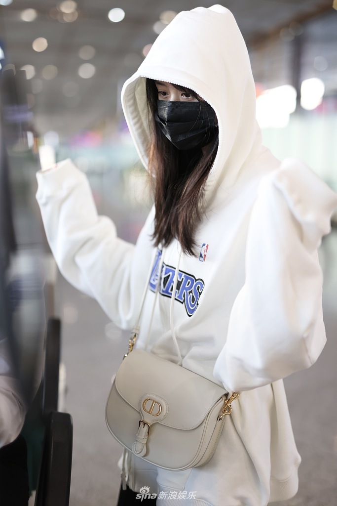 组图:球迷?袁冰妍穿湖人logo卫衣现身 戴帽子口罩低调赶路