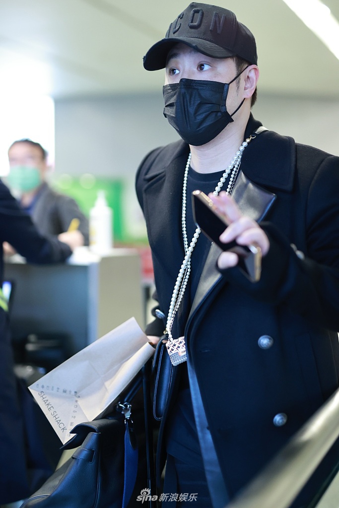 组图:潘玮柏被曝当爸后首现身 全黑潮酷装扮眉梢含笑_高清图集_新浪网