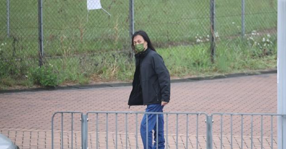 组图：电影《海关战线》路透曝光谢霆锋片场衬衫西裤造型帅气第4张图片