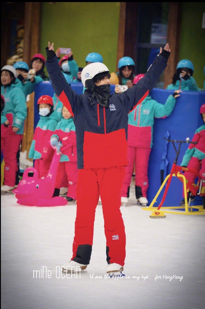 组图:杨洋《元气满满的哥哥》新路透 戴假发贴胡子变"潇洒哥"