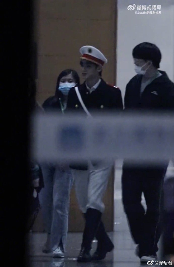 组图：黄明昊《王牌对王牌》路透曝光cos黑猫警长制服造型帅气