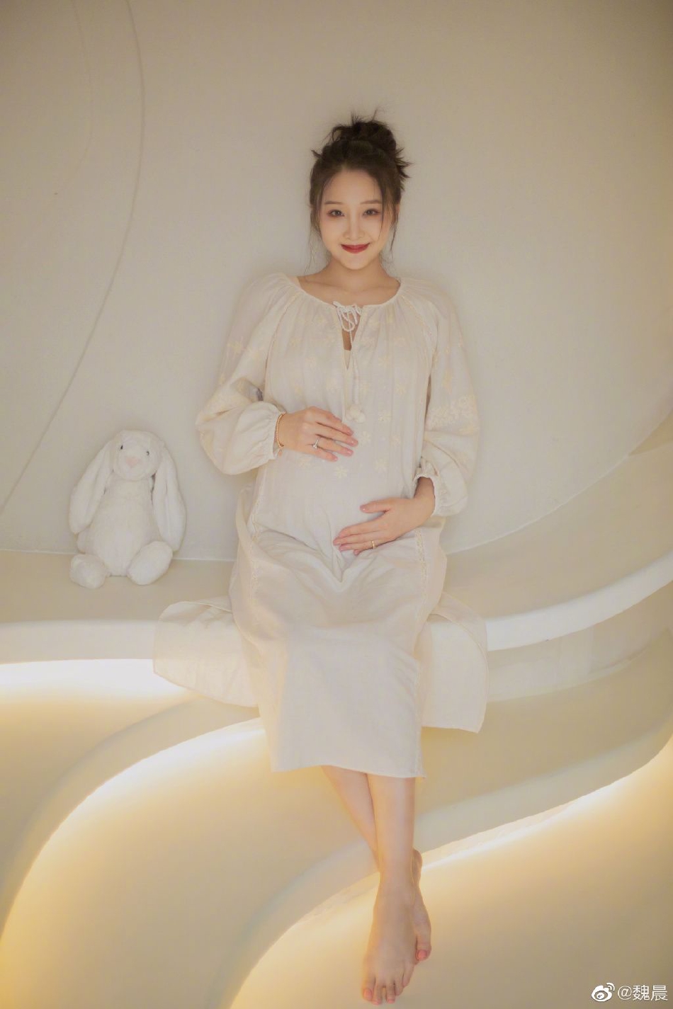 组图:魏晨发十八宫格官宣当爸 晒老婆孕肚照宝宝的鞋子是乐橙_高清