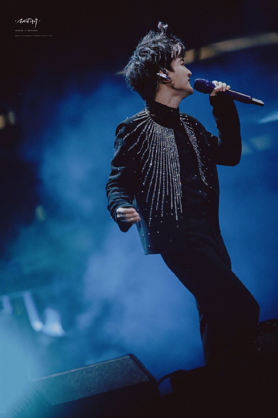 组图:周深音乐节头发在风中凌乱 调侃"很开心额头见到大家"_高清图集