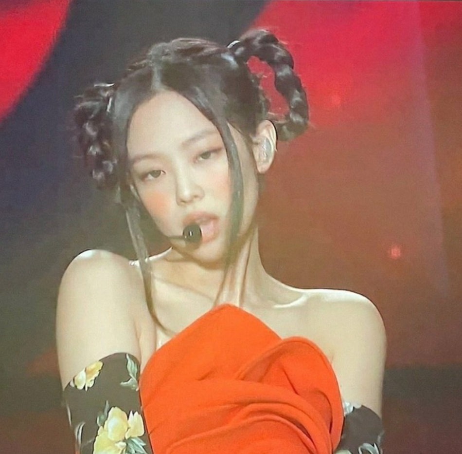 組圖：靈感來源是紅孩兒？BLACKPINK線上演唱會Jennie造型引熱議
