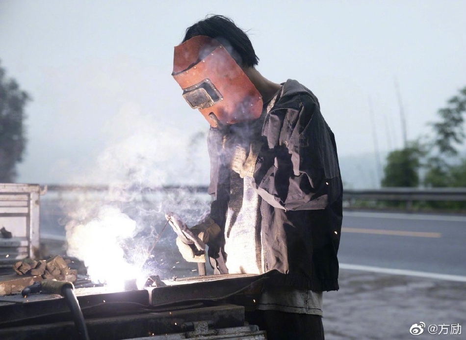 组图：《断·桥》制片人晒王俊凯电焊工学徒照夸赞他像模像样第1张图片