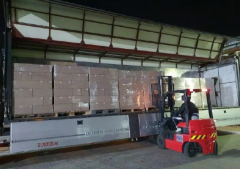組圖：把努力打到公屏上！IZONE粉絲到工廠開叉車打包專輯