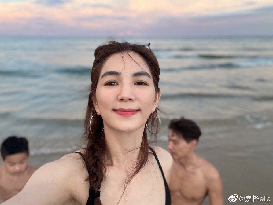 组图：Ella陈嘉桦晒海边全家福 和老公儿子嘟嘴比耶好幸福