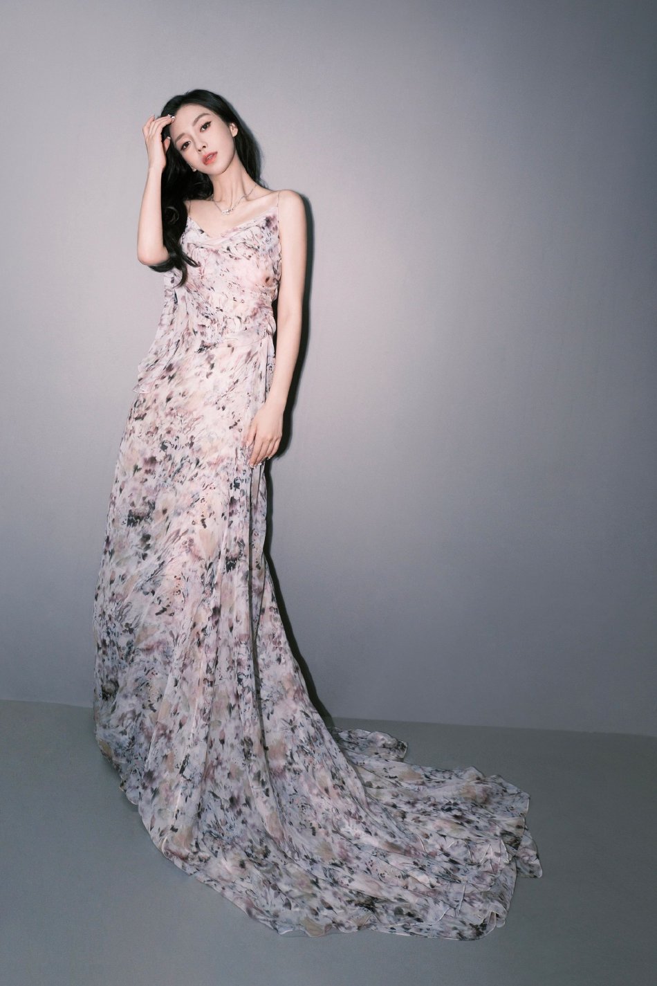 组图:angelababy缤纷花朵裙露美背 波浪长发披肩妩媚迷人_高清图集