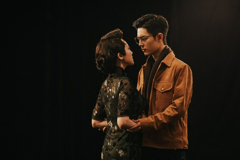 组图:肖战《如梦之梦》深圳场花絮照 和许晴相拥对视眼神有戏