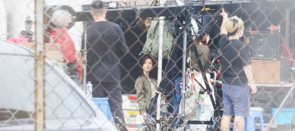 组图：电影《海关战线》路透曝光谢霆锋片场衬衫西裤造型帅气第7张图片