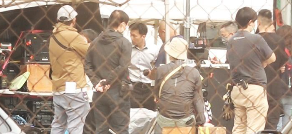 组图：电影《海关战线》路透曝光谢霆锋片场衬衫西裤造型帅气第8张图片