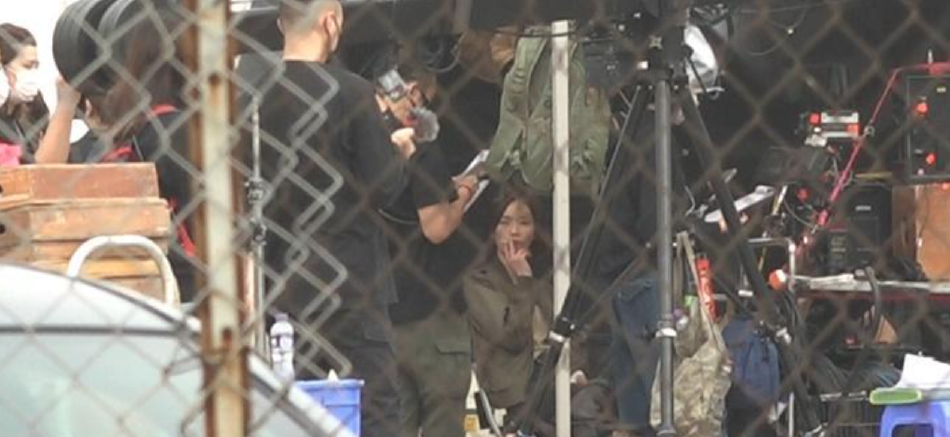 组图：电影《海关战线》路透曝光谢霆锋片场衬衫西裤造型帅气第6张图片