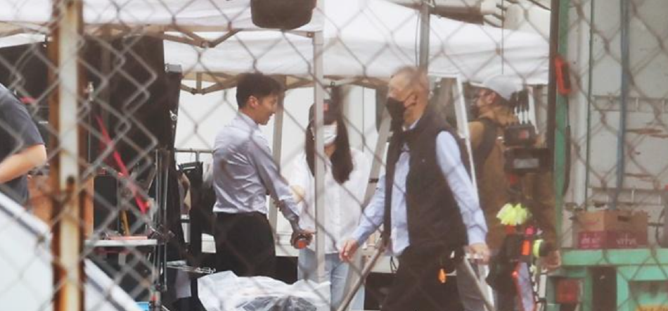 组图：电影《海关战线》路透曝光谢霆锋片场衬衫西裤造型帅气第2张图片