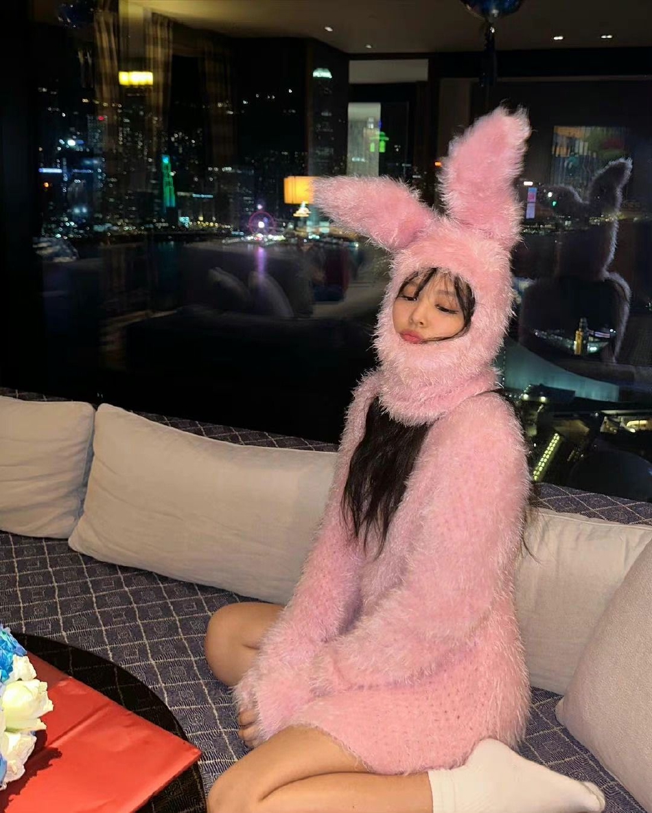 组图:blackpink成员jennie晒27岁生日照 一身粉色兔子装保暖可爱
