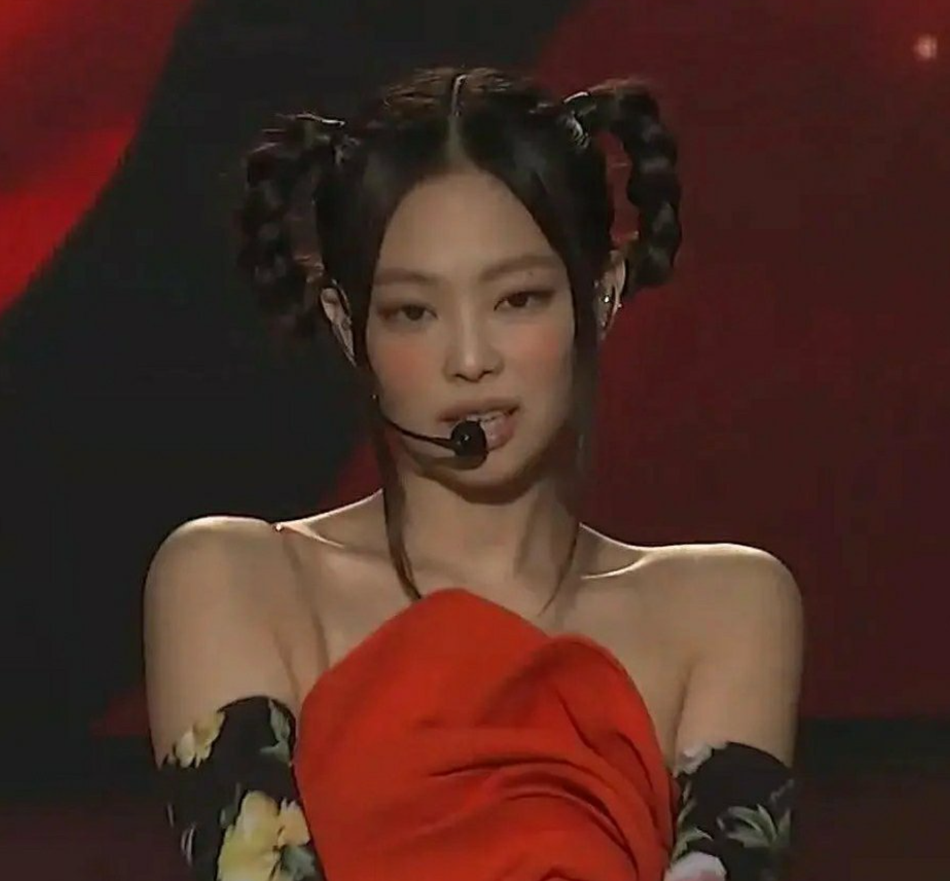 組圖：靈感來源是紅孩兒？BLACKPINK線上演唱會Jennie造型引熱議