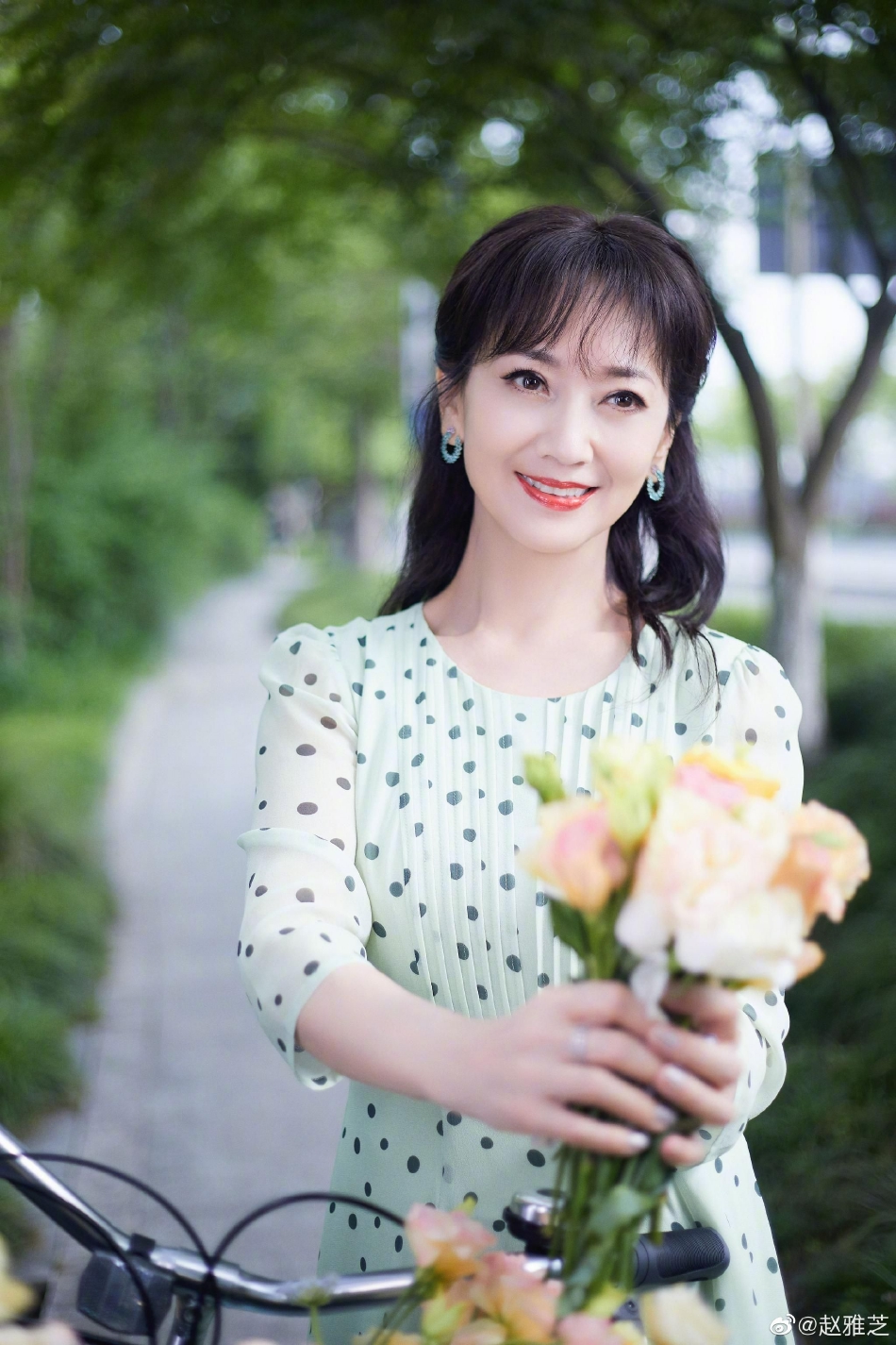 组图:"不老女神"赵雅芝晒夏日兜风照 鲜花簇拥气质优雅