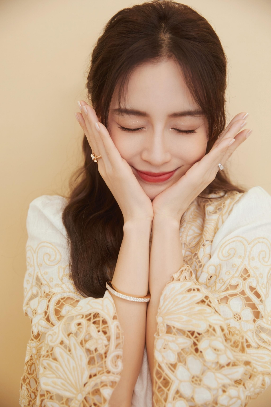 组图:angelababy穿镂空花瓣裙露蛮腰 托腮甜笑少女感满满_高清图集