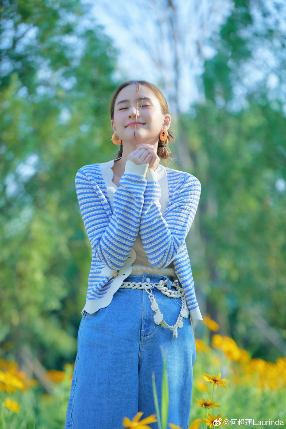 组图:何超莲夏日写真清新靓丽 扎双丸子头浅笑甜似少女_高清图集_新浪