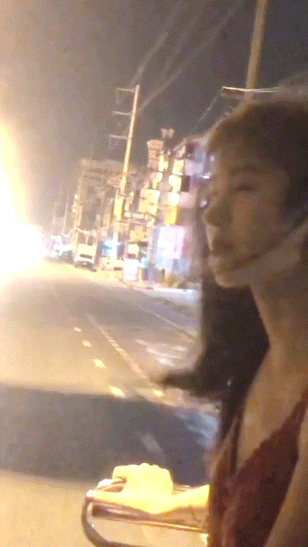 组图：鞠婧祎游泰国夜市被偶遇 打扮清凉兜风氛围感十足