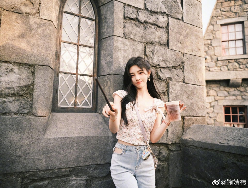 组图:鞠婧祎晒游玩库存照 手持魔杖化身甜美魔法师