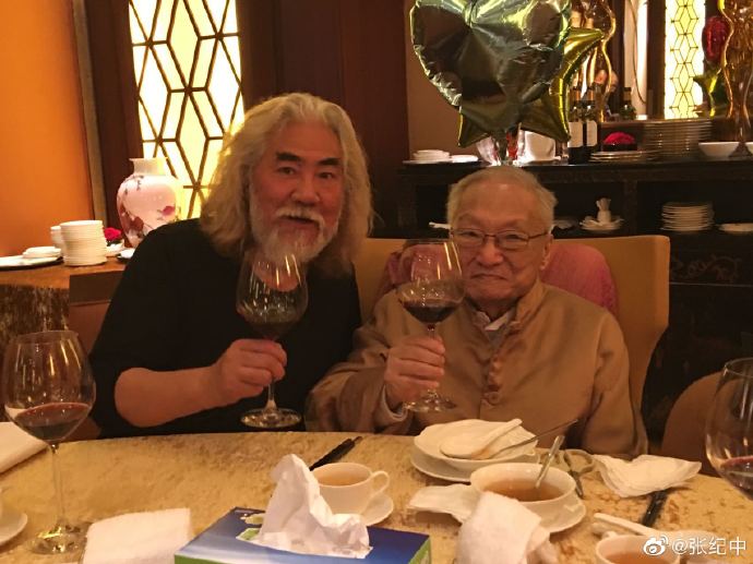 3月10日 14:48张纪中微博金庸组图:福原爱晒与刘诗雯比身高合照 并为