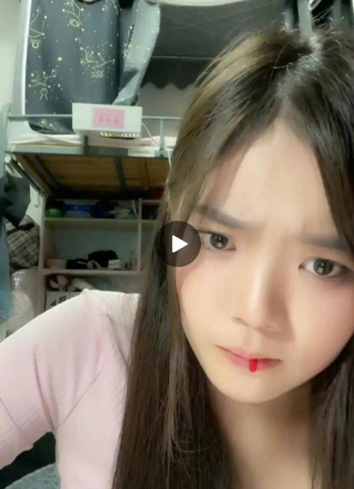 组图:snh48刘丽千直播时突然不适吐血 后援会称人已