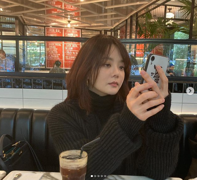 組圖：蔡琳曬新年與朋友聚會照 低頭看手機大笑疑走出離婚陰霾