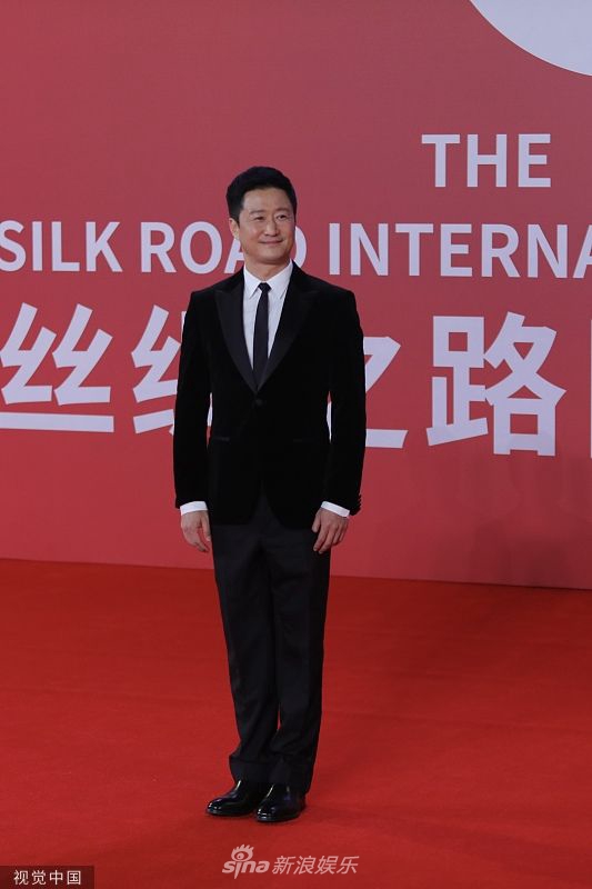 组图:第九届丝路电影节闭幕红毯 吴京黄景瑜黄圣依林允等亮相