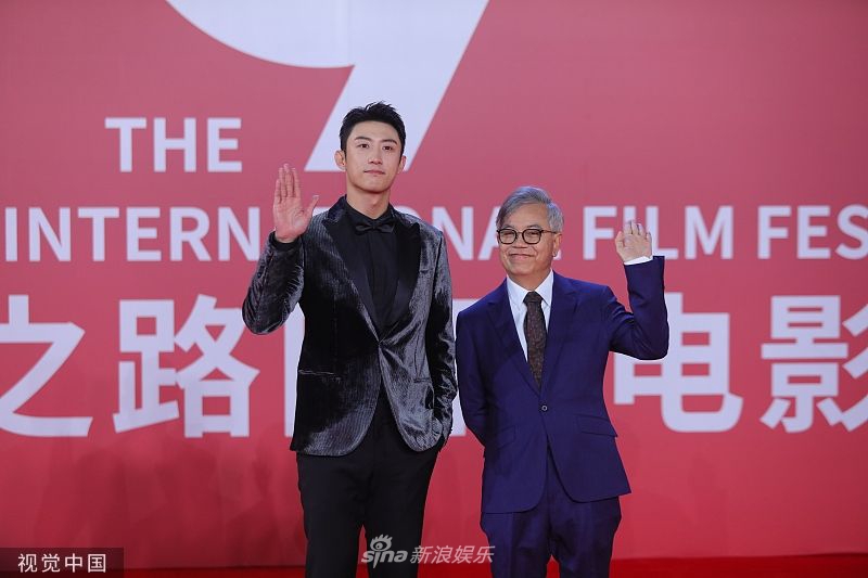 组图:第九届丝路电影节闭幕红毯 吴京黄景瑜黄圣依林允等亮相