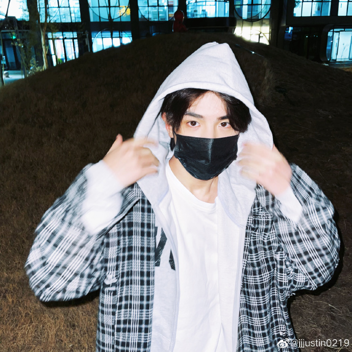 组图：《偶像练习生》决赛四周年陈立农黄明昊林彦俊等发文纪念