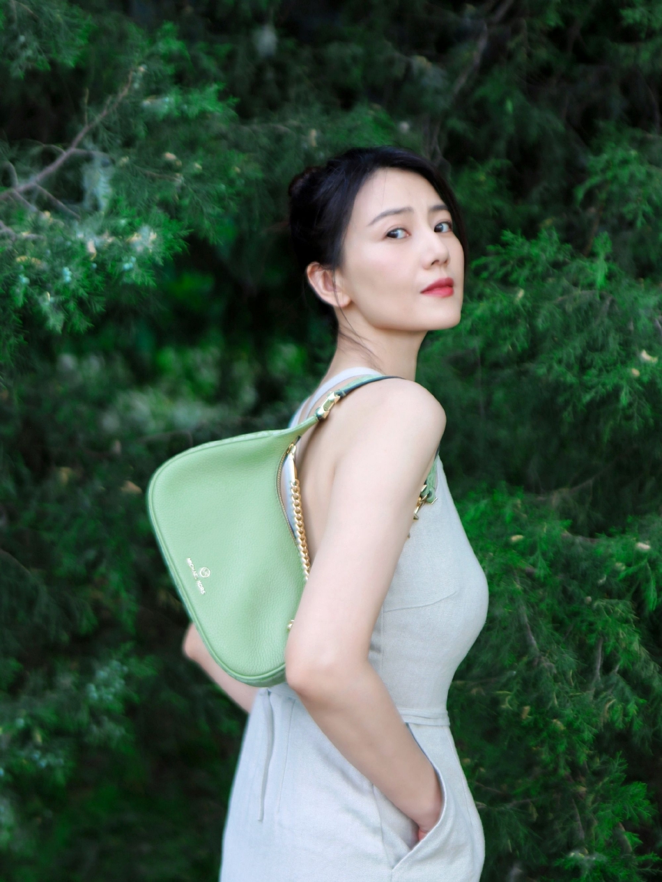 高圆圆夏日街拍美图掉落浅绿吊带裙搭配同色系腋下包复古清新