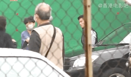 组图：电影《海关战线》路透曝光谢霆锋片场衬衫西裤造型帅气第1张图片