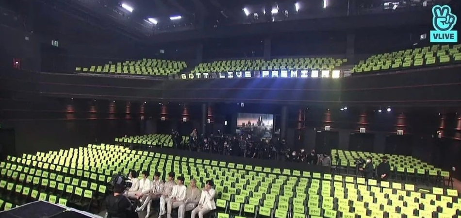 组图：GOT7回归舞台无观众 台下座位贴满粉丝名字被赞超有心