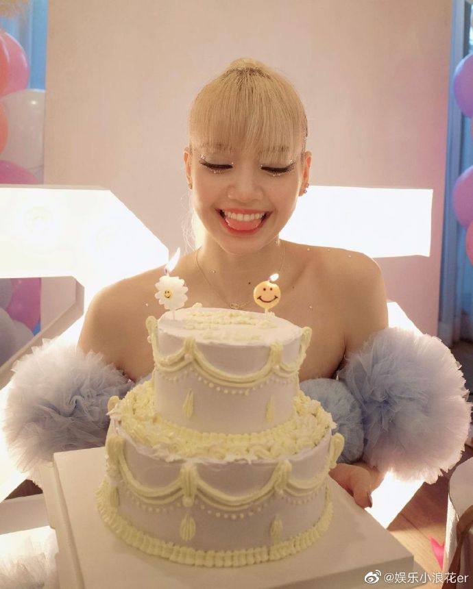 組圖：Lisa25歲慶生照 金髮高馬尾露纖細小蠻腰又甜又辣