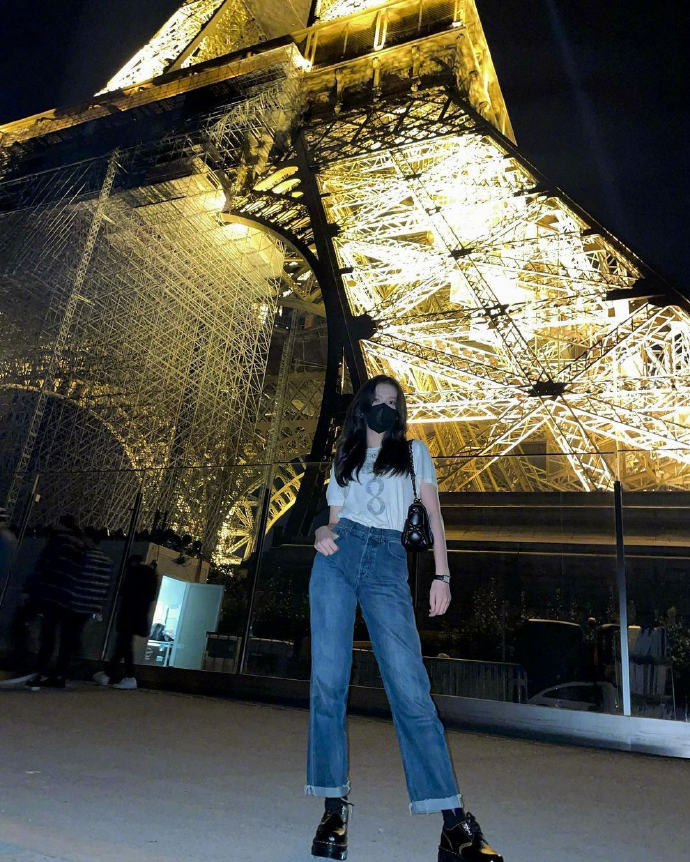 組圖：BLACKPINK樸彩英金智秀抵達巴黎 兩人在埃菲爾鐵塔下合影