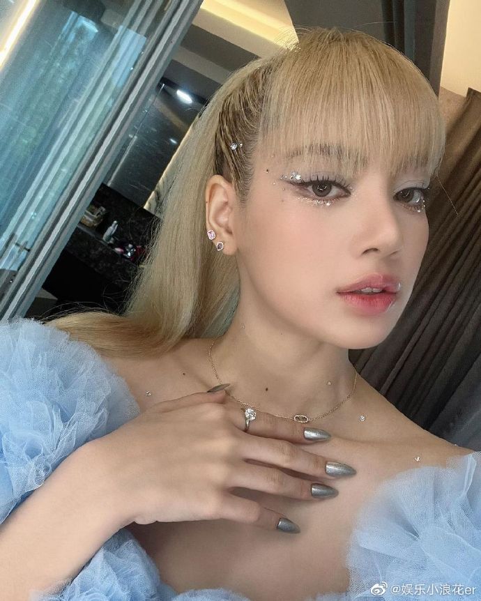 組圖：Lisa25歲慶生照 金髮高馬尾露纖細小蠻腰又甜又辣