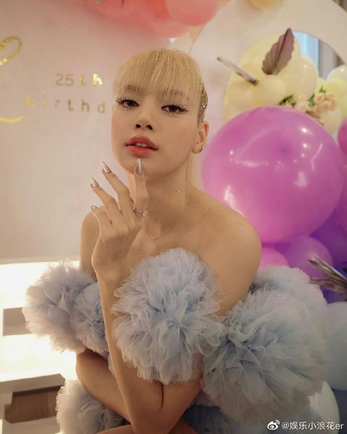 組圖：Lisa25歲慶生照 金髮高馬尾露纖細小蠻腰又甜又辣