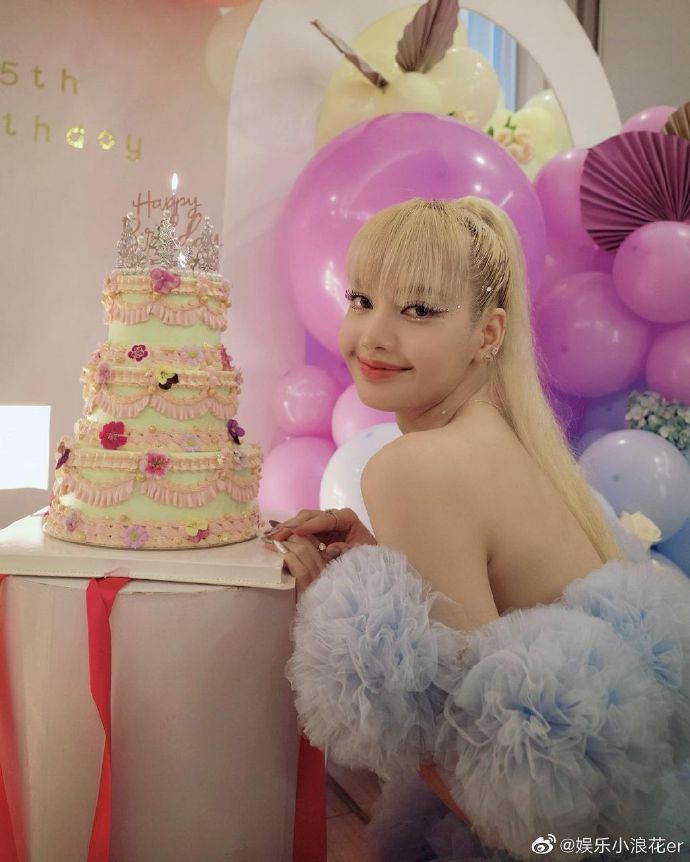 組圖：Lisa25歲慶生照 金髮高馬尾露纖細小蠻腰又甜又辣
