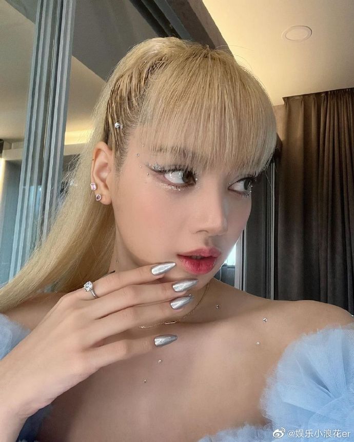 組圖：Lisa25歲慶生照 金髮高馬尾露纖細小蠻腰又甜又辣