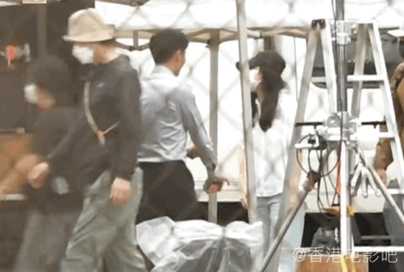 组图：电影《海关战线》路透曝光谢霆锋片场衬衫西裤造型帅气第3张图片