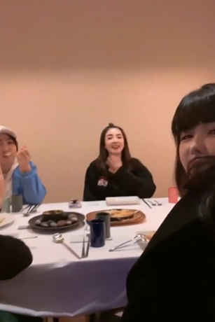 組圖：樸春曬2NE1全員合體聚餐視訊 成員們對鏡打招呼畫面溫馨