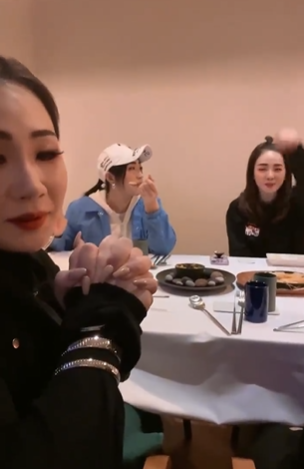 組圖：樸春曬2NE1全員合體聚餐視訊 成員們對鏡打招呼畫面溫馨