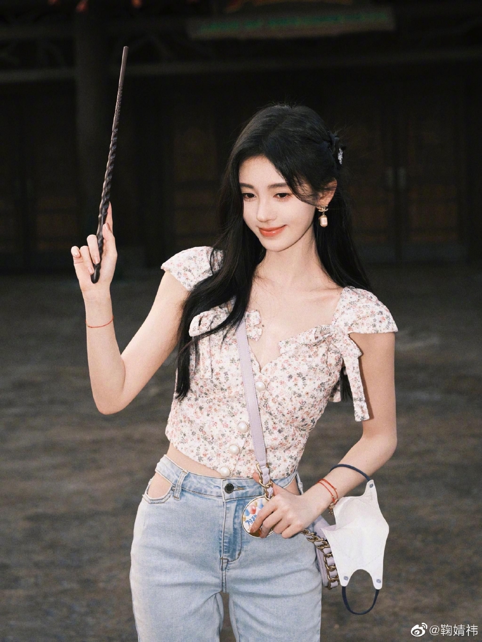 组图:鞠婧祎晒游玩库存照 手持魔杖化身甜美魔法师