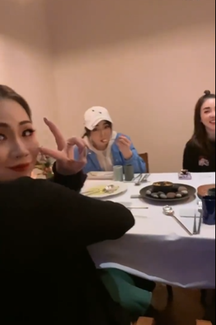 組圖：樸春曬2NE1全員合體聚餐視訊 成員們對鏡打招呼畫面溫馨