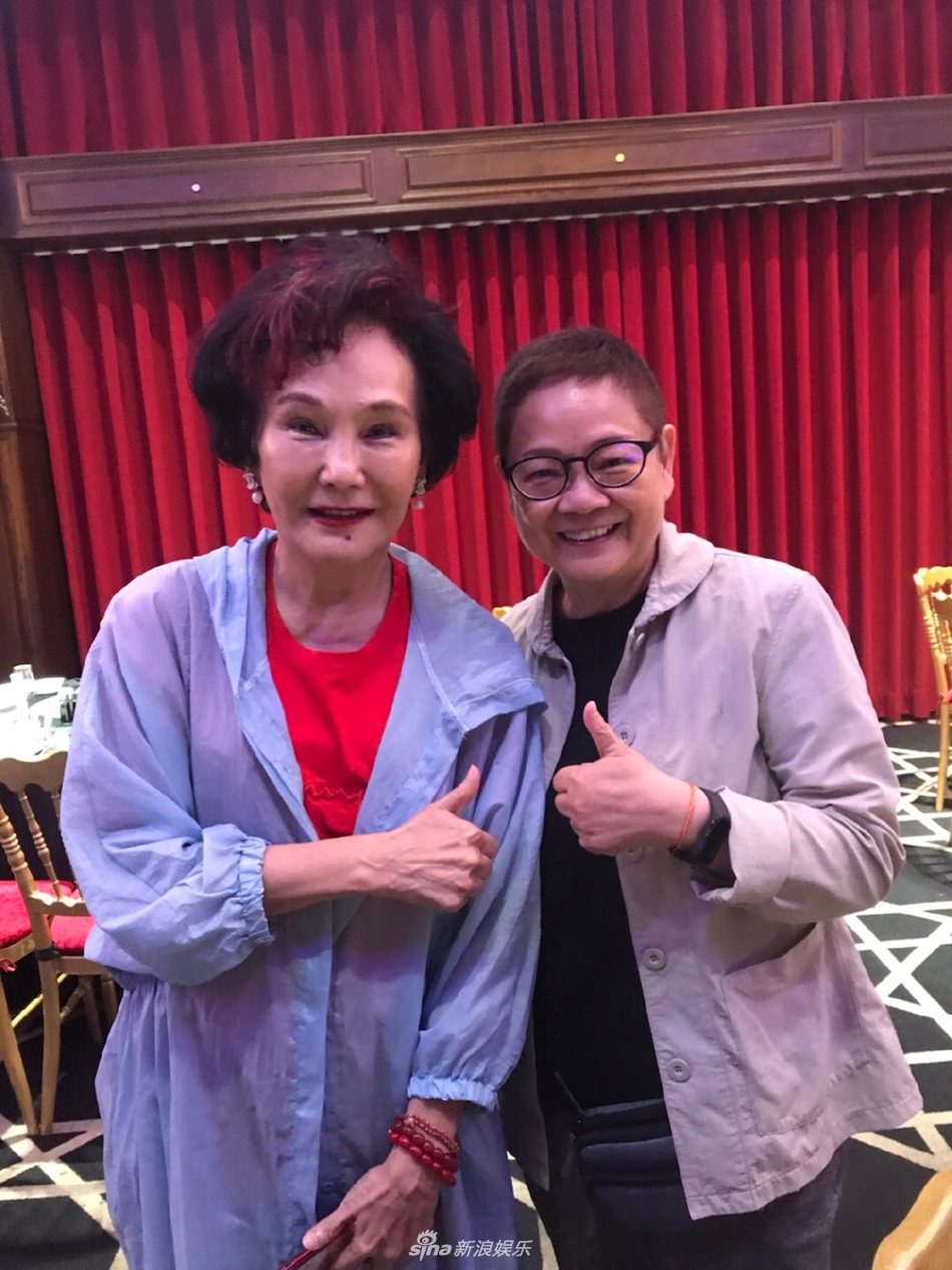 1 / 10 新浪娱乐讯 7月11日,香港知名媒体人汪曼玲通过微博晒出一组