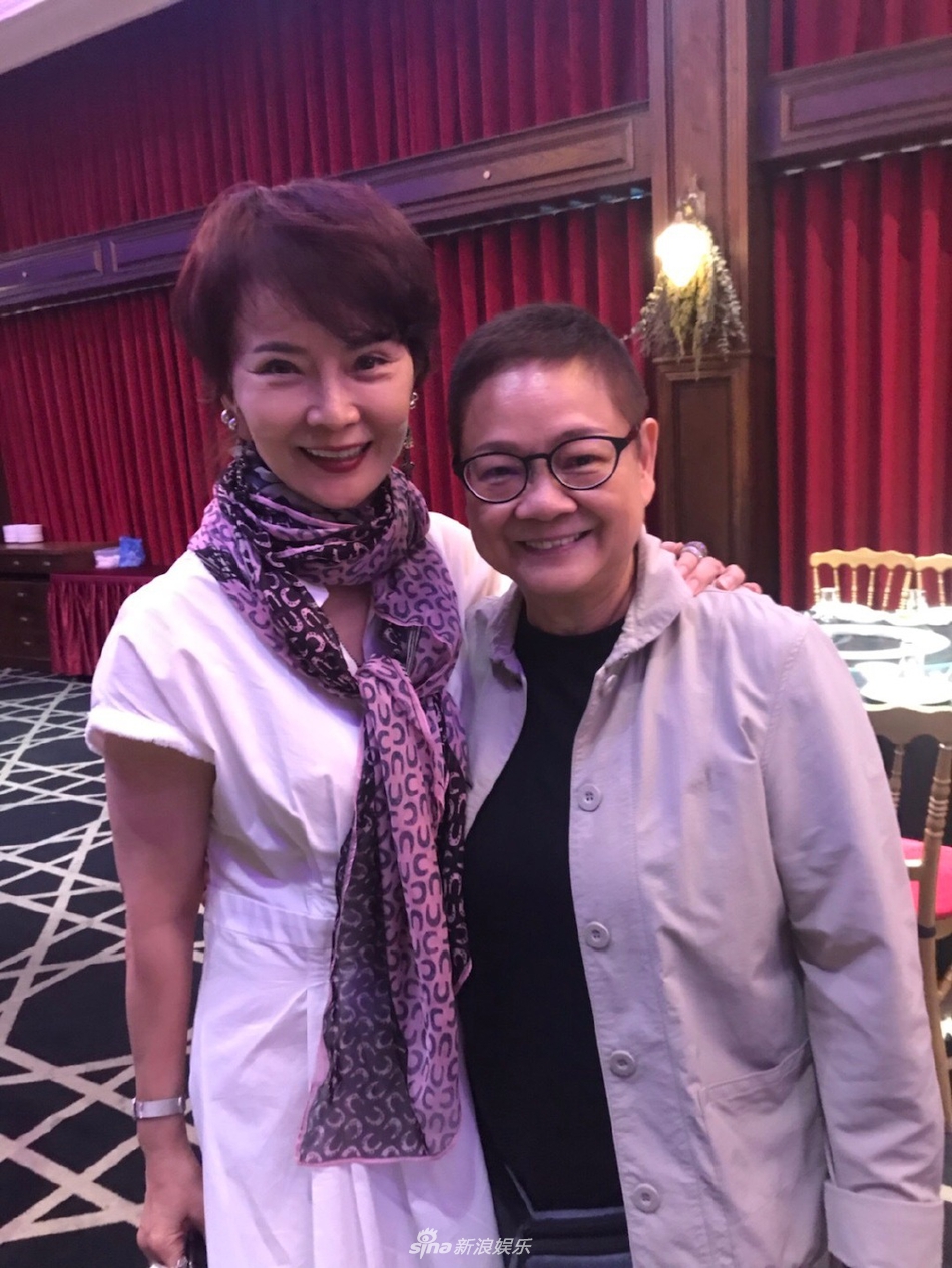 组图:汪曼玲晒聚餐照 秦沛与弟弟姜大卫同框现身力破中风谣言